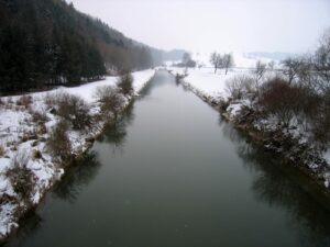 Kanalartiger Fluss im Winter